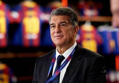 رئيس برشلونة يزور الفريق في أول تدريب للكتالوني