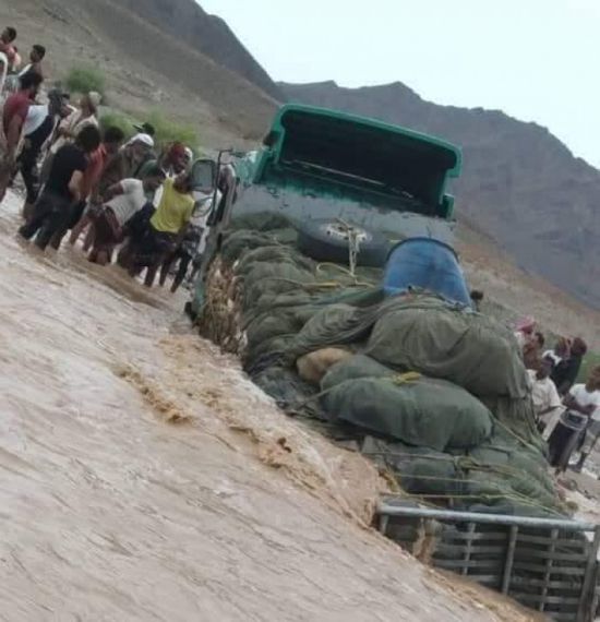 مياه السيول تُغرق شاحنة قات غرب المكلا (صور)