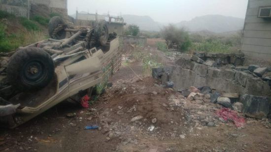 انقلاب سيارة وإصابة 4 من ركابها في ردفان