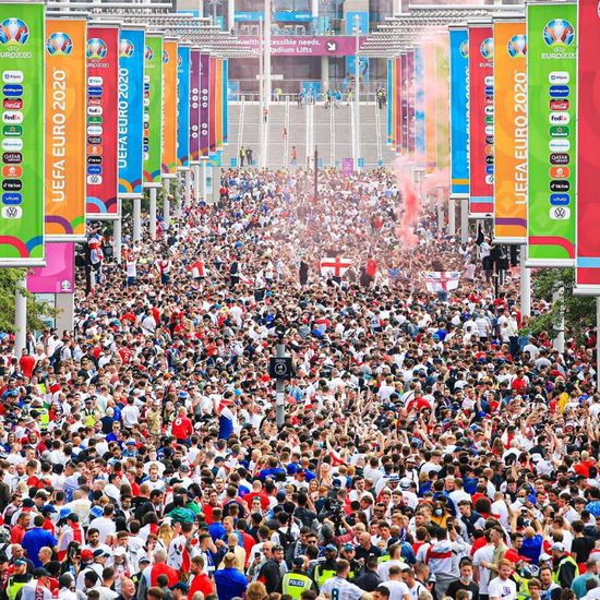 فيسبوك تدعم التحقيقات في أحداث العنصرية بنهائي يورو 2020