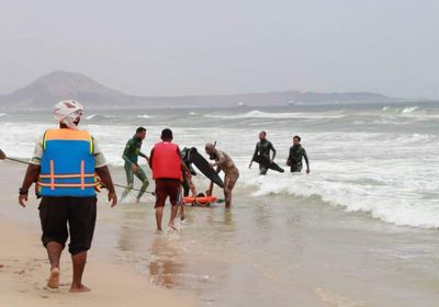 إنقاذ شابين من الغرق في سواحل المكلا