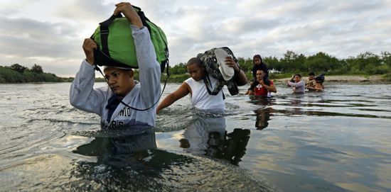 هربًا من بلادهم.. وفاة 20 كوبيًا أثناء دخولهم أمريكا
