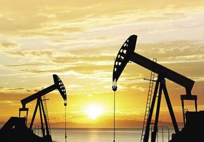 زيادة إصابات كورونا تدفع أسعار النفط إلى الانخفاض