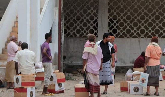 توزيع مواد تموينية على أسر شهداء عدن بمعسكر الشعب