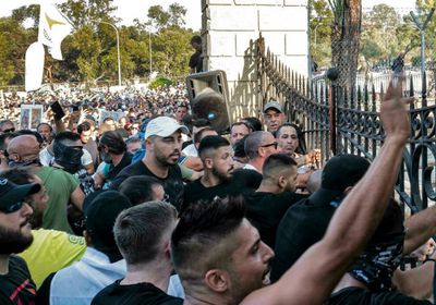 متظاهرون ضد كورونا يعتدون على محطة تلفزيونية قبرصية