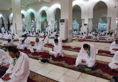 الحجاج يتوافدون على مسجد نمرة لأداء صلاتي الظهر والعصر (صور)