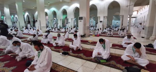 الحجاج يتوافدون على مسجد نمرة لأداء صلاتي الظهر والعصر (صور)