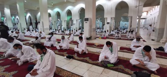 الحجاج يؤدون صلاتي الظهر والعصر 