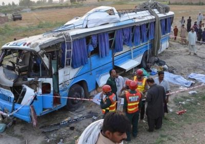 وفاة 30 شخصا في حادث تصادم بباكستان