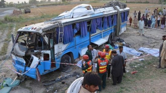 وفاة 30 شخصا في حادث تصادم بباكستان