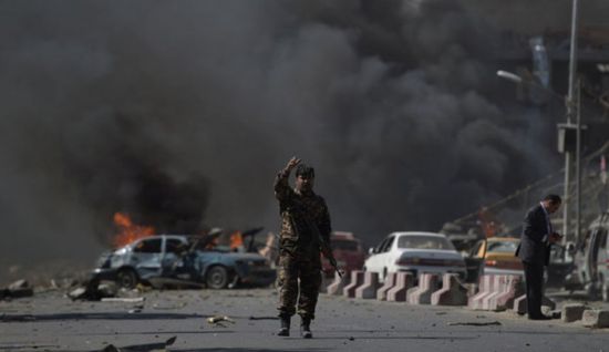شاهد.. سقوط صواريخ أثناء تأدية الرئيس الأفغاني صلاة العيد