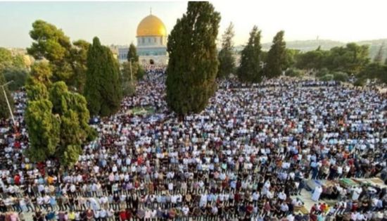  100 ألف مصلٍ يؤدون صلاة عيد الأضحى بالمسجد الأقصى