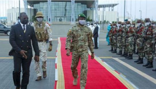 أثناء ذبح الأضحية.. شاب يحاول طعن رئيس مالي المؤقت بالسكين