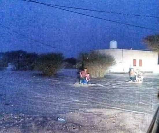 السيول تدمر عشرات السيارات في بيحان وشبوة