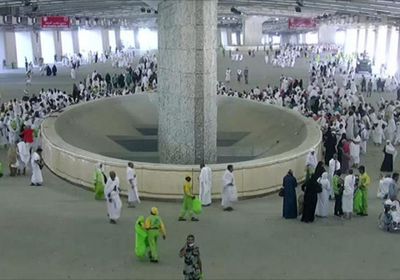  الحجاج يرمون الجمرات في أول أيام التشريق