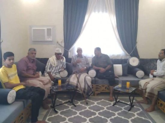 قيادة انتقالي حضرموت تزور قدامى المناضلين بالجنوب