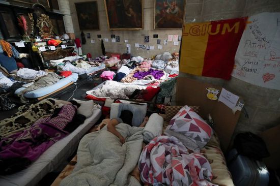 مئات المهاجرين ببروكسل يضربون عن الماء والطعام للحصول على الإقامة