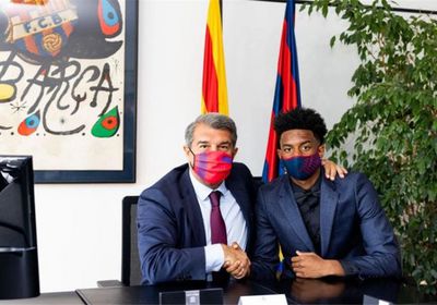 برشلونة يجدد عقد مدافعه