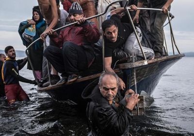 انتشال 33 مهاجرا من قارب محطم قبالة كريت اليونانية