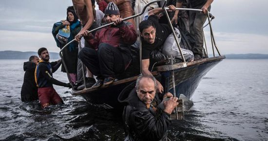 انتشال 33 مهاجرا من قارب محطم قبالة كريت اليونانية