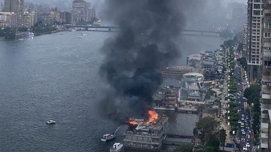  مصر.. إخماد حريق ضخم شب في مركب على النيل