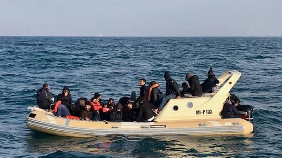 فرنسا: إنقاذ 80 مهاجرًا في مضيق دوفر