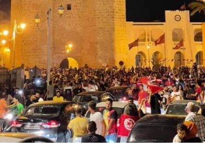 شاهد.. الشارع التونسي يحتفل بإقالة الحكومة وتجميد البرلمان