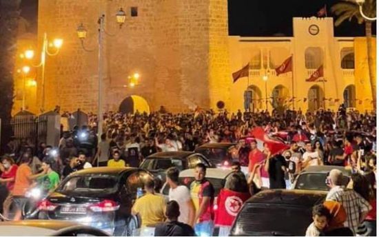 شاهد.. الشارع التونسي يحتفل بإقالة الحكومة وتجميد البرلمان