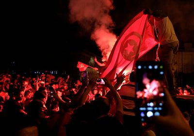 الرئيس التونسي يتجول وسط مواطنين يحتفلون بقراراته (فيديو)