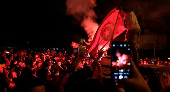 الرئيس التونسي يتجول وسط مواطنين يحتفلون بقراراته (فيديو)