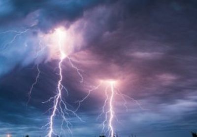 عواصف رعدية بإيطاليا تعزل قرية عن مواطنيها