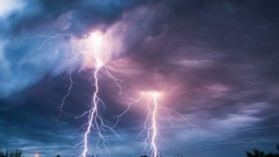 عواصف رعدية بإيطاليا تعزل قرية عن مواطنيها