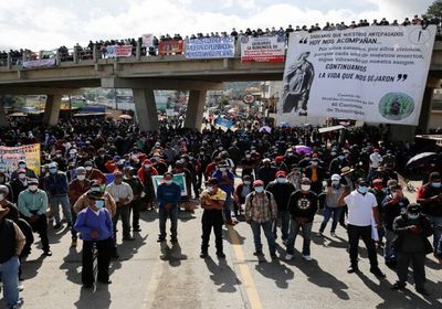  متظاهرون يطالبون رئيس جواتيمالا بالتنحي