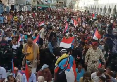 شاهد.. جماهير ساحل حضرموت تندد بالشرعية وفسادها