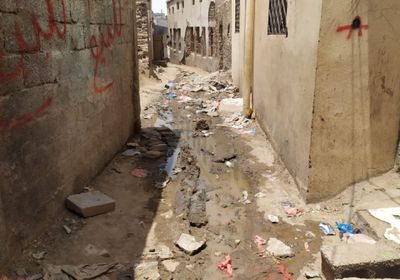 المجاري تنخر أساسات مساكن قيصى في الحوطة
