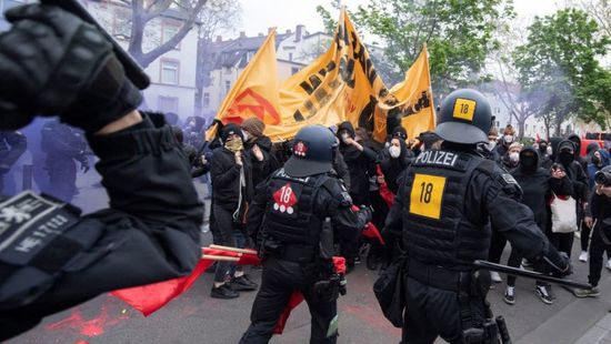 أنصار "كويردنكر" الرافضون لإجراءات كورونا يشتبكون مع الشرطة الألمانية