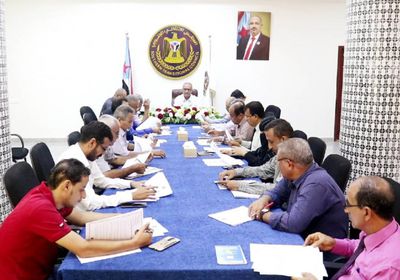 "اقتصادية الانتقالي" ترصد استنزاف العملة الصعبة وخسائر السيول