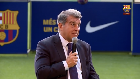 صحيفة سبورت: ميسي في برشلونة حتى 2026