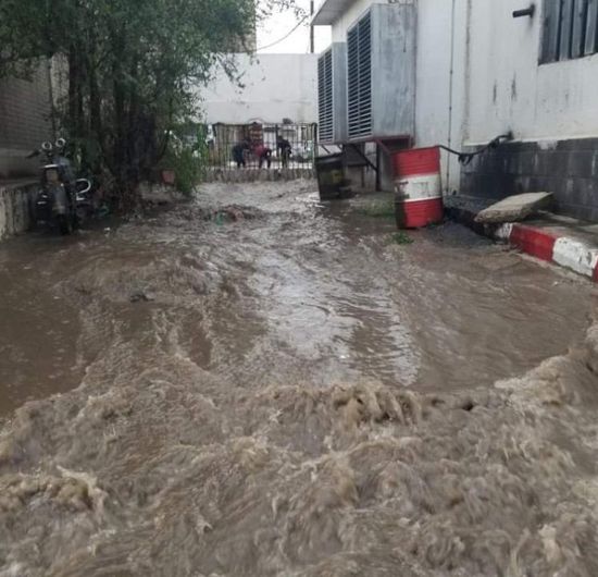 السيول تغرق أكبر مستشفيات صنعاء
