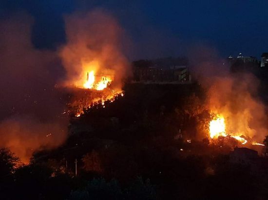  نزوح 800 شخص من سكان مدينة إيطالية بسبب الحرائق