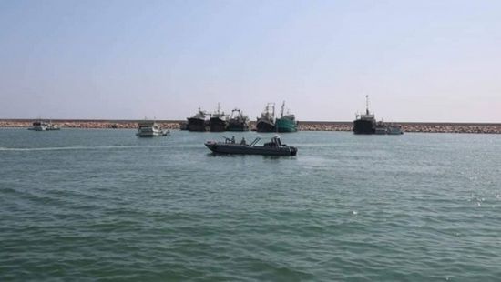 وفاة شخص وفقدان آخرين بانقلاب قارب بالشحر