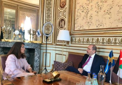 الصفدي يبحث مع وزيرة خارجية السويد حل الأزمات الإقليمية