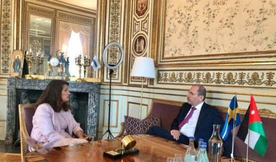الصفدي يبحث مع وزيرة خارجية السويد حل الأزمات الإقليمية