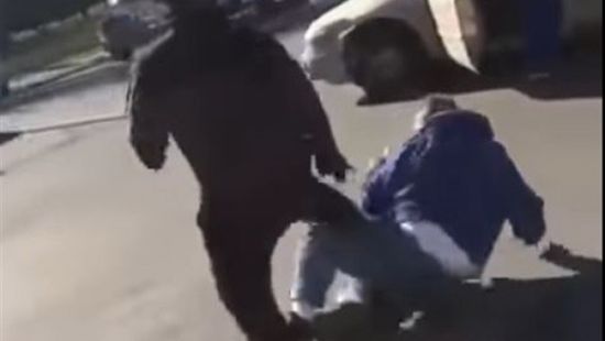 عصابة تعتدي على أكاديمي ونجله في إب