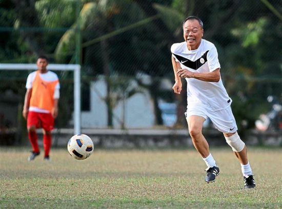 ماليزي يصبح عميد لاعبي العالم بعد 37 عاما من اعتزاله