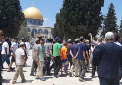  عشرات المستوطنين يقتحمون باحات المسجد الأقصى