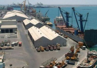 الجنوب يغرق بعملة الشرعية.. 4 حاويات ريالات يمنية تصل لعدن