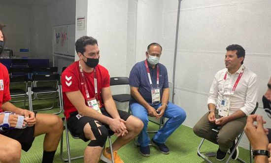  رئيس الوزراء المصري يدعم منتخب اليد قبل البرونزية