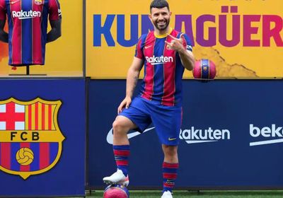 أجويرو "غاضب" من رحيل ميسي ويدرس فسخ عقده مع برشلونة