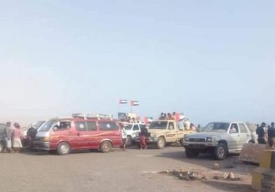 بمنحة بن زايد.. سقطرى تزف 100 من شبابها في عرس جماعي